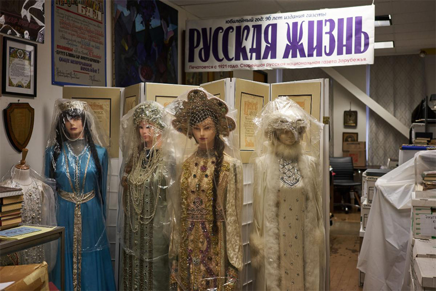 Mannequins wearing traditional Russian folk costumes